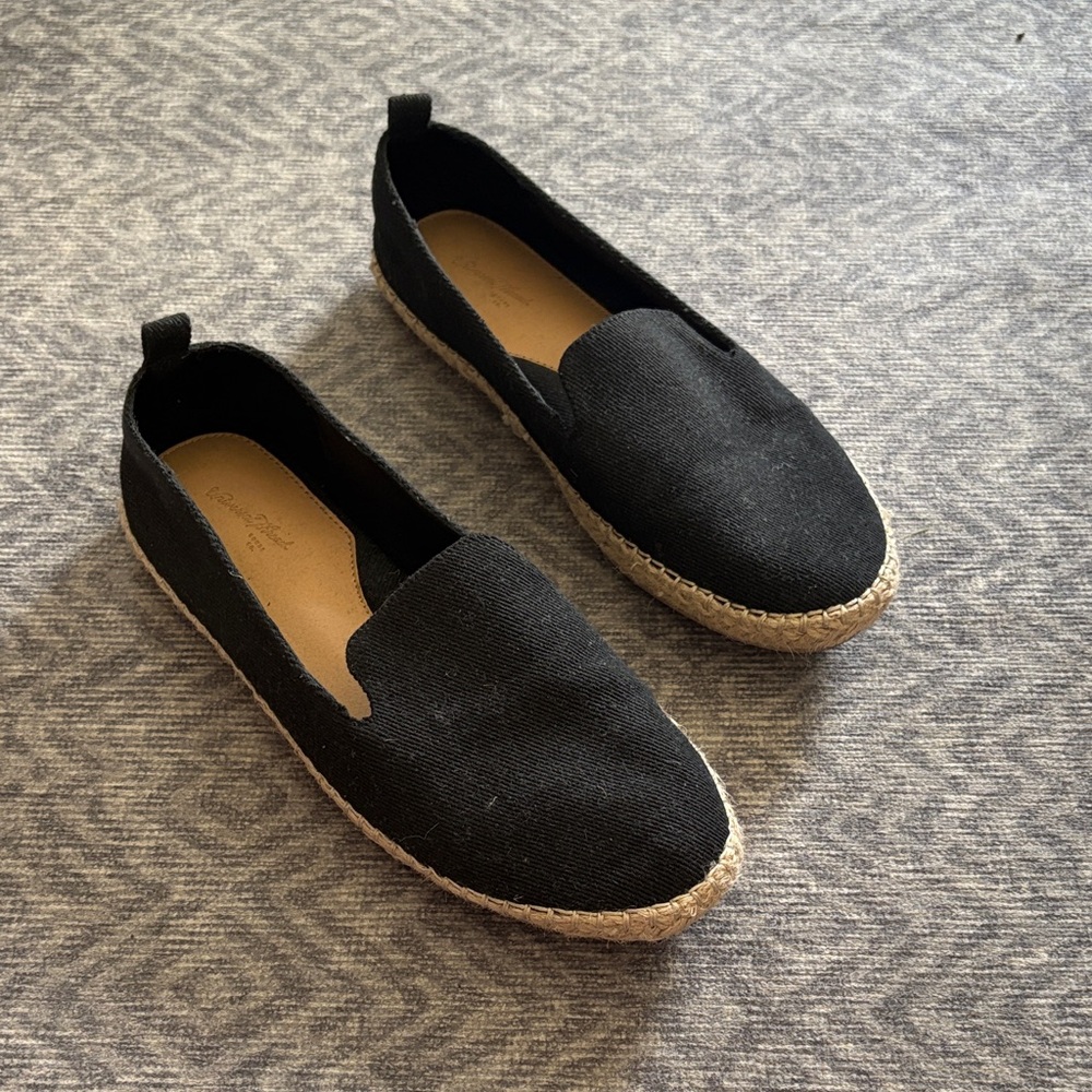 Universal Thread Black Flats